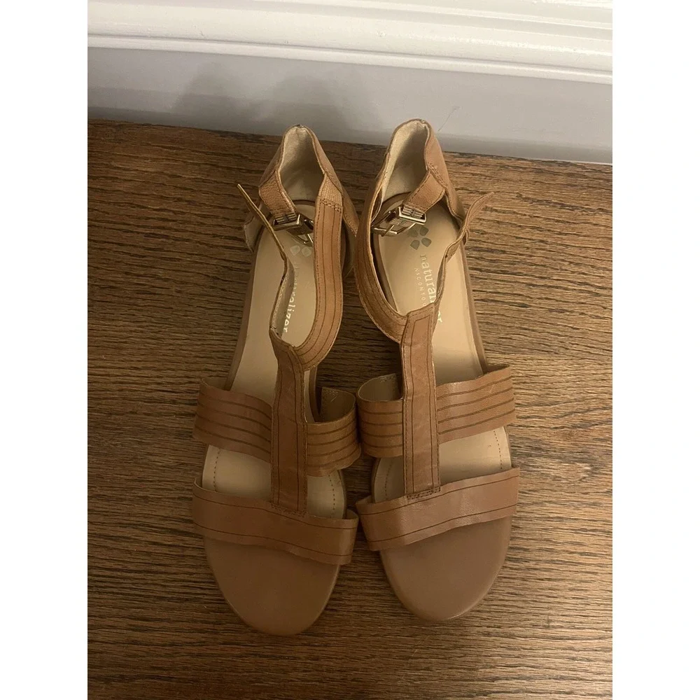 Naturalizer Longing Flat Sandal Brown comfortable & well-cushioned footbed 10W